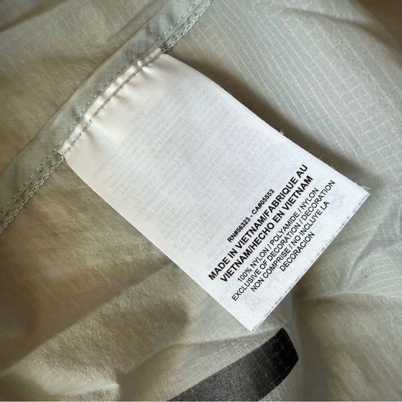 Nike Girls XL Hooded Light Jacket in Light Gray - Picture 11 of 15